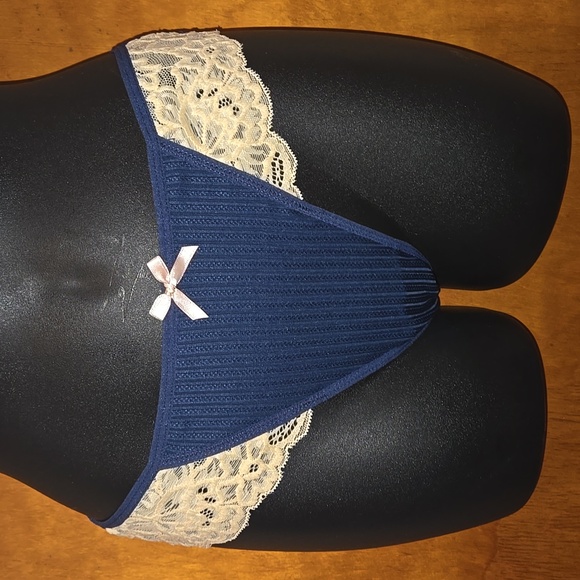 Elegant Cream and Blue Lace Lingerie Set - Picture 4 of 7